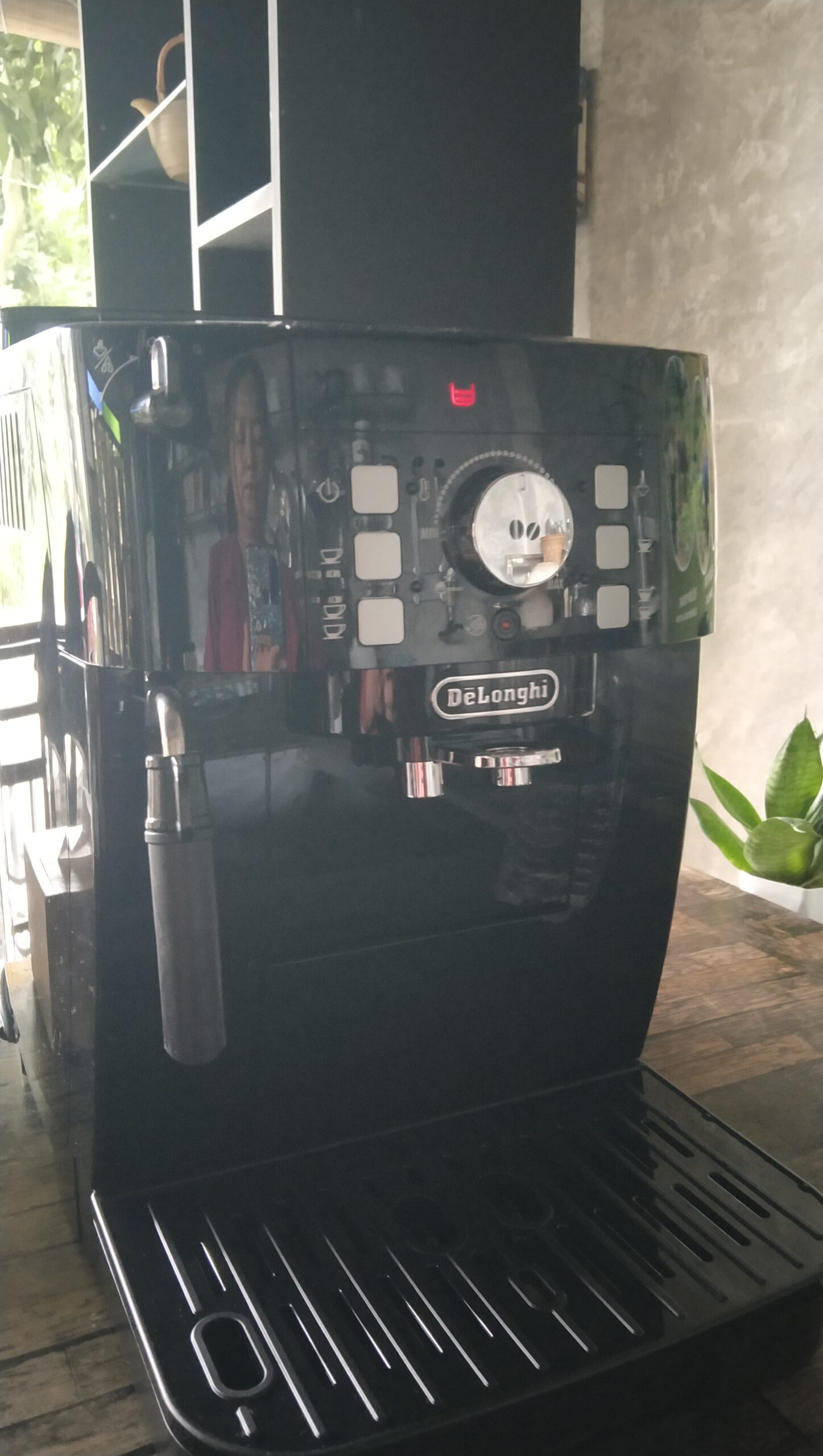 “เครื่องชงกาแฟ Delonghi ECAM 12.12.B ที่ตั้งอยู่บนเคาน์เตอร์ไม้ในบ้านพักของนก IntiraC”