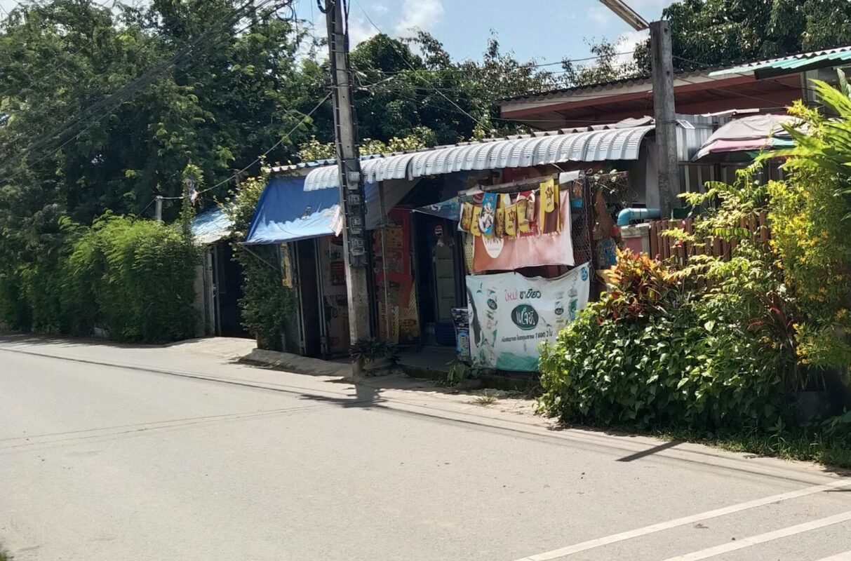 ร้านขายของชำป้าพร ร้านค้าในชุมชนใกล้ Ricebarnandrooms เชียงใหม่